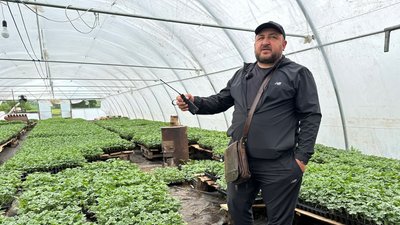 Євген Саченко в теплиці з кавунами