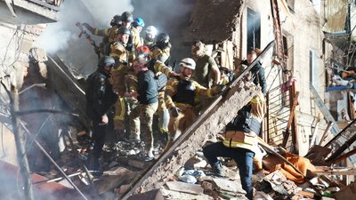 рятувальники розбирають завали