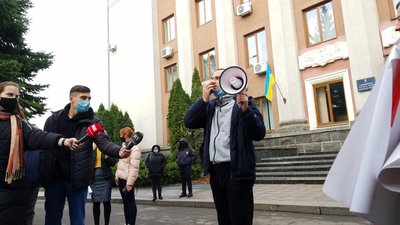 Проти локдауну на вихідні: у Рівному підприємці прийшли під міську раду Проти локдауну на вихідні: у Рівному підприємці прийшли під міську раду