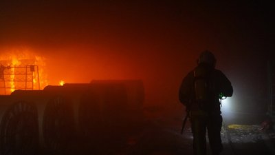 У Черкасах зайнялося на підприємстві, один працівник потрапив до лікарні