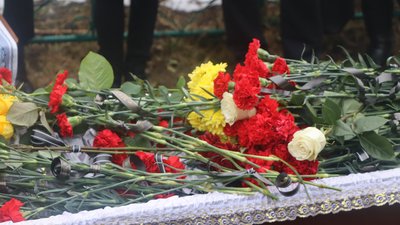 В Охтирці на Сумщині попрощалась із загиблим солдатом Дмитром Бондаренком