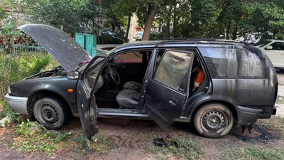 Пошкоджений внаслідок підпалу автомобіль в Одесі