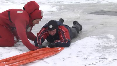 Якщо провалилися на льоду: волинські рятувальники показали, як врятуватися з-під крижаної пастки Якщо провалилися на льоду: волинські рятувальники показали, як врятуватися з-під крижаної пастки