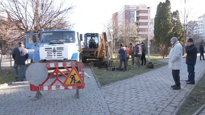 Через порив водогону у Франківську затопило стадіон "Юність" Через порив водогону у Франківську затопило стадіон "Юність"