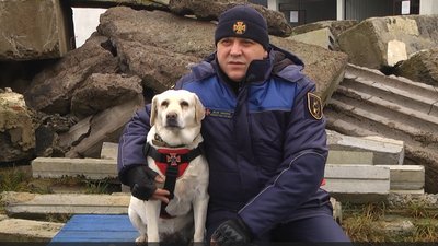 Рятувальник Володимир Шевченко разом з собакою Небраскою