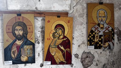 У замку Сент-Міклош завершилася виставка художника і поліцейського Романа Хмеляра