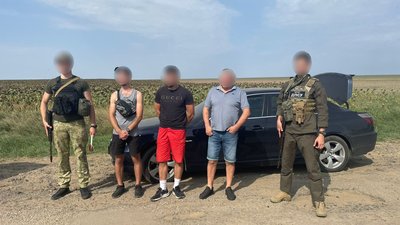 8 тисяч доларів за виїзд з країни: на Одещині затримали чоловіка, який хотів вивезти за кордон військовозобов'язаних