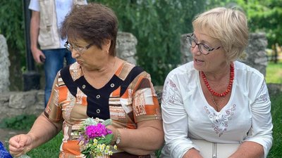 Тернопільські пенсіонерки плели вінки до свята Івана Купала Тернопільські пенсіонерки плели вінки до свята Івана Купала