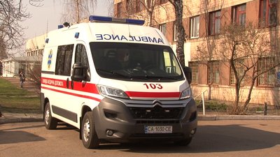 Шість тисяч медпрацівників не можуть дістатись на роботу у Черкаси Шість тисяч медпрацівників не можуть дістатись на роботу у Черкаси