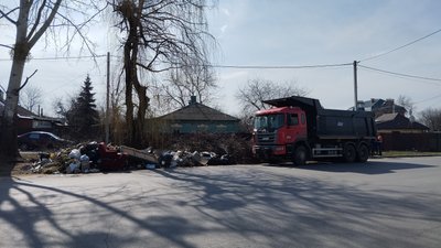 Комунальники вивозять сміття у Полтаві Комунальники вивозять сміття у Полтаві