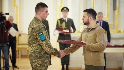 "Створив дієву систему розвідки": Зеленський нагородив учасника оборони Харківщини