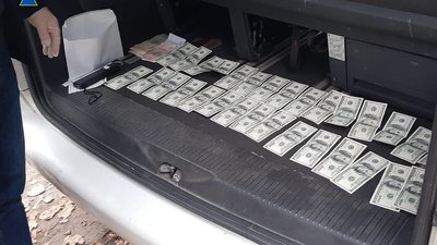 У Сумах СБУ затримала депутата за вимагання 4 тисяч доларів у керівника комунального підприємства У Сумах СБУ затримала депутата за вимагання 4 тисяч доларів у керівника комунального підприємства