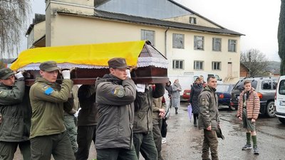 На Франківщині провели в останню путь бійця, керівника Галицького ПЛАСТу Петра Ткачівського На Франківщині провели в останню путь бійця, керівника Галицького ПЛАСТу Петра Ткачівського