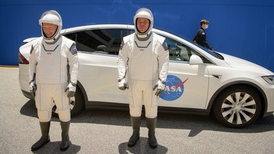 Астронавти США летять в космос на кораблі Ілона Маска Астронавти США летять в космос на кораблі Ілона Маска