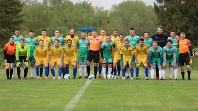 На Тернопільщині під час футбольного матчу зібрали гроші для військових