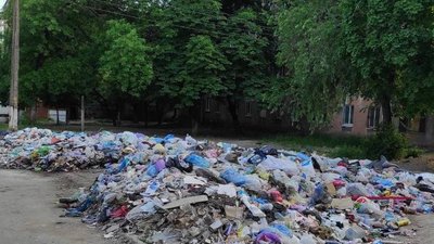 Російські окупанти влаштовують сміттєзвалища у дворах багатоповерхівок Маріуполя — радник мера