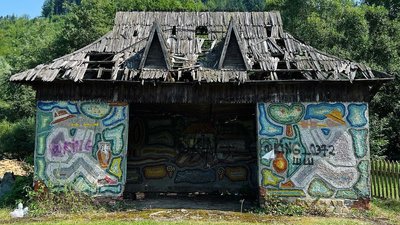 "Мозаїки — це не "совок", їх робили українці для українських міст і сіл". Як дизайнерка чистить мозаїки у селах Буковини "Мозаїки — це не "совок", їх робили українці для українських міст і сіл". Як дизайнерка чистить мозаїки у селах Буковини