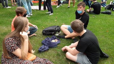 "Парк – не зона": у Харкові студенти посідали на газони, протестують проти свавілля охоронців "Парк – не зона": у Харкові студенти посідали на газони, протестують проти свавілля охоронців