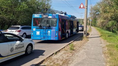 У Миколаєві тролейбус різко загальмував через авто