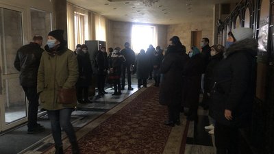 Люди хочуть ночувати у Волинській ОДА: релігійна громада вимагає переходу в ПЦУ Люди хочуть ночувати у Волинській ОДА: релігійна громада вимагає переходу в ПЦУ