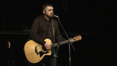 Відомий український музикант, фронтмен гурту «Мотор'рола» Сергій Присяжний виконує пісню «Я не втомився». Відомий український музикант, фронтмен гурту «Мотор'рола» Сергій Присяжний виконує пісню «Я не втомився».
