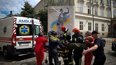 Чоловіка, який впав у фонтан, на медичних ношах несуть у "швидку"