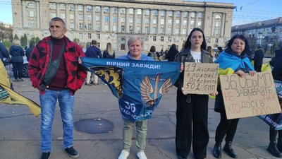 "Вони хочуть додому": у Черкасах відбулася акція на підтримку військовополонених "Вони хочуть додому": у Черкасах відбулася акція на підтримку військовополонених