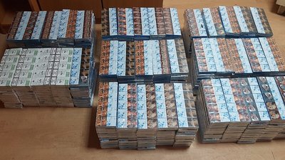 У вантажному потязі під дротами луцькі прикордонники знайшли 4 тисячі пачок цигарок