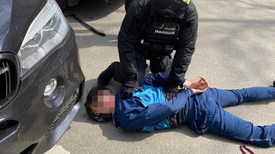У центрі Харкова затримали чотирьох чоловіків: вимагали 700 тисяч доларів у підприємця У центрі Харкова затримали чотирьох чоловіків: вимагали 700 тисяч доларів у підприємця