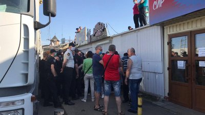 На Луцькому ринку штовханина. Знову зносять контейнери На Луцькому ринку штовханина. Знову зносять контейнери