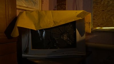 Живе і навчає дітей в літній кухні:
історія вчительки з розбитою хатою на Харківщині Живе і навчає дітей в літній кухні:
історія вчительки з розбитою хатою на Харківщині