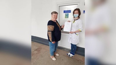 На Прикарпатті вручили перше міжнародне посвідчення про вакцинацію На Прикарпатті вручили перше міжнародне посвідчення про вакцинацію