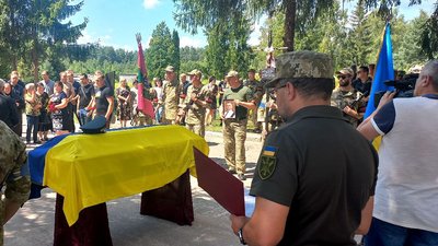 У Сумах попрощалися із загиблим військовим Артемом Крючковим У Сумах попрощалися із загиблим військовим Артемом Крючковим
