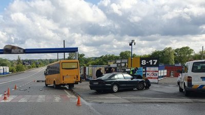 ДТП у Харкові між двома автівками і автобусом ДТП у Харкові між двома автівками і автобусом