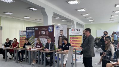 "Кава, ноут, рок-н-рол". У Франківську презентували випуск книжки студентського проєкту "Кава, ноут, рок-н-рол". У Франківську презентували випуск книжки студентського проєкту