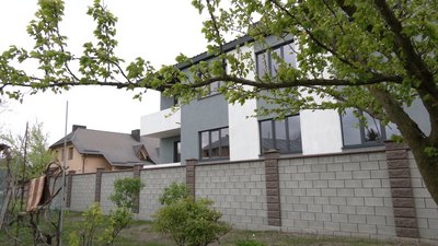 "Я ніде не заважаю": у Рівному власник будівництва відповів на скарги сусідів