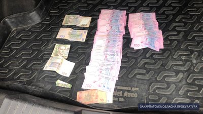 Керівника держлісгоспу на Закарпатті підозрюють у одержанні понад 23 тисяч хабаря Керівника держлісгоспу на Закарпатті підозрюють у одержанні понад 23 тисяч хабаря
