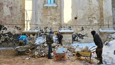 Робітники розчищають територію римо-католицького костелу в Підгайцях Робітники розчищають територію римо-католицького костелу в Підгайцях