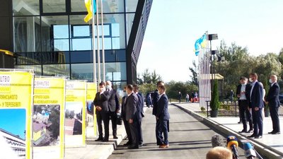 Зеленський на Тернопільщині: перевірив будівництво "Водної арени" і відкрив дитячий садок Зеленський на Тернопільщині: перевірив будівництво "Водної арени" і відкрив дитячий садок
