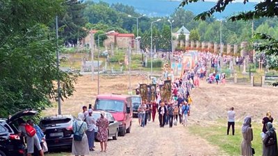 Можливі ускладнення в русі. На Буковині понад тисяча вірян йдуть хресною ходою