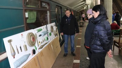 Дітей у харківському метро вчили розрізняти міни та зупиняти кровотечу