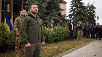 Український прапор над міськрадою: до Ізюма приїхав Зеленський Український прапор над міськрадою: до Ізюма приїхав Зеленський