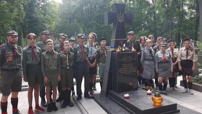 Рівненські пластуни прибирали могили українців у Польщі Рівненські пластуни прибирали могили українців у Польщі