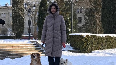жінка з собаками