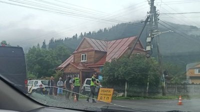 У Татарові автівка ледь не протаранила магазин