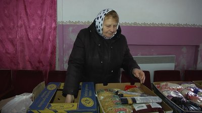 До місцевого волонтерського центру місцеві приносять харчові продукти для жителів звільненого Херсона. 23 листопада 2022 рік До місцевого волонтерського центру місцеві приносять харчові продукти для жителів звільненого Херсона. 23 листопада 2022 рік