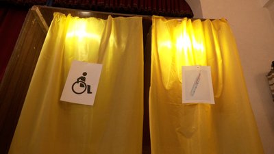 Проміжні вибори на Прикарпатті. Як проходило голосування на дільницях в Делятині та Яремчі Проміжні вибори на Прикарпатті. Як проходило голосування на дільницях в Делятині та Яремчі