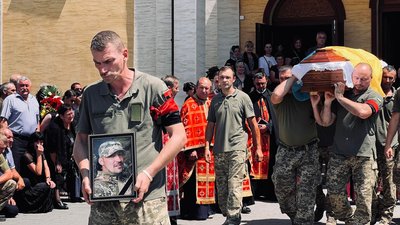 На Закарпатті попрощалися із загиблим на війні Євгеном Головченком