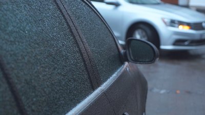 На Вінниччині дощ і мороз: дороги покрилися льодом