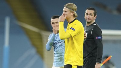 Арбітр взяв автограф у форварда "Борусії" після матчу Ліги чемпіонів. І віддав його на благодійність